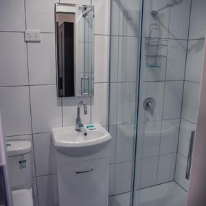 Deluxe Double Room Shower